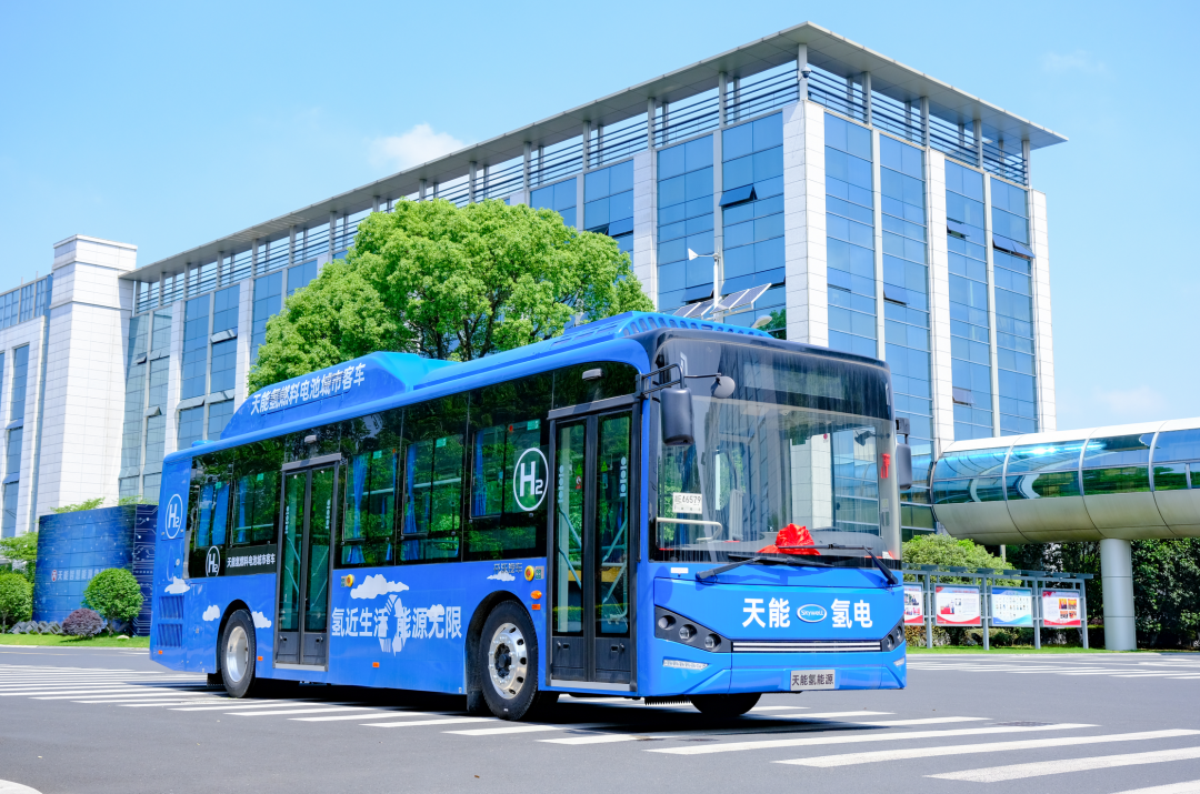 天能氫能戰(zhàn)略合作落地 10臺燃料電池公交車成功交付廣德市(圖1)